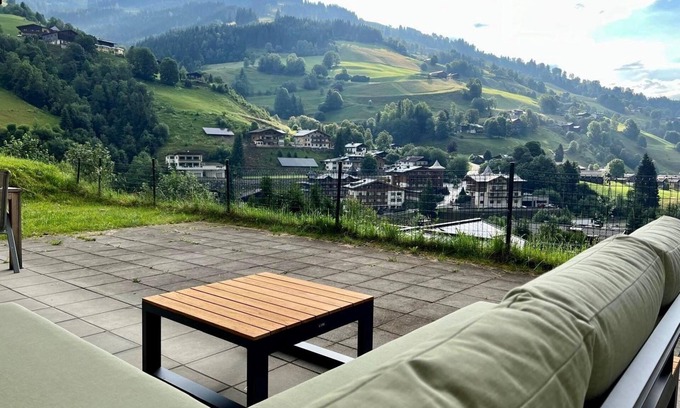 Vorderglemm Casa | Lovely apartment within walking distance of the ski bus stop and the Jausern descent