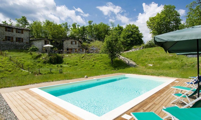 Fabbriche di Vallico Villa | Hermoso apartamento en villa con WIFI, piscina, TV, patio, mascotas permitida y aparcamiento