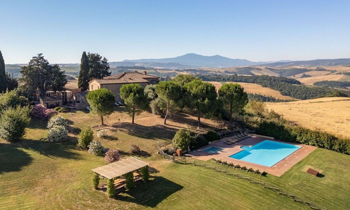 Bollano Villa | Hermoso apartamento en villa con WIFI, piscina, TV, terraza, mascotas permitida y vista panorámica