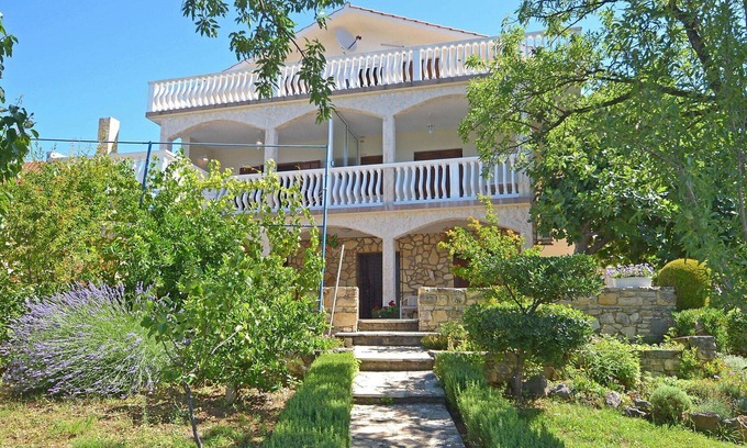 Obrovac Apartamento | Acogedor apartamento para 5 personas con A/C, TV, terraza y aparcamiento