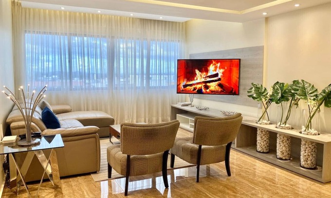 La Arboleda Condominio | Lovely Apartment in the Heart of the City: Renovated, Stylish Decor