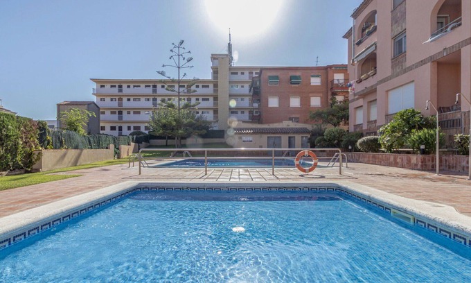Torredembarra Apartamento | Precioso apartamento para 4 personas con WIFI, A/C, piscina, TV, terraza y aparcamiento