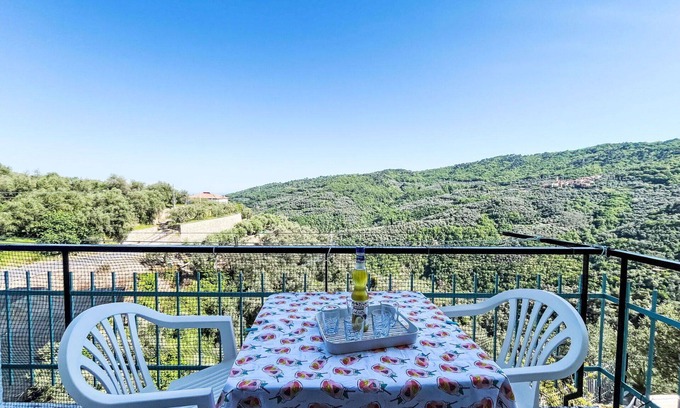 Pietrabruna Apartamento | Bonito apartamento con WIFI, TV, balcón, mascotas permitida, vista panorámica y aparcamiento