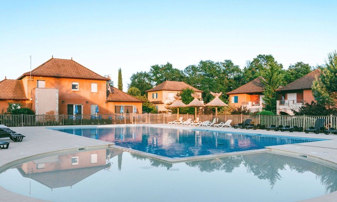 Prayssac Apartamento | Hermoso apartamento con piscina, WIFI, TV, terraza, mascotas permitida y aparcamiento