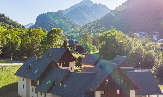 Saint-Colomban-des-Villards Apartamento | Hermoso apartamento para 6 personas con internet, TV, terraza, mascotas permitida y aparcamiento