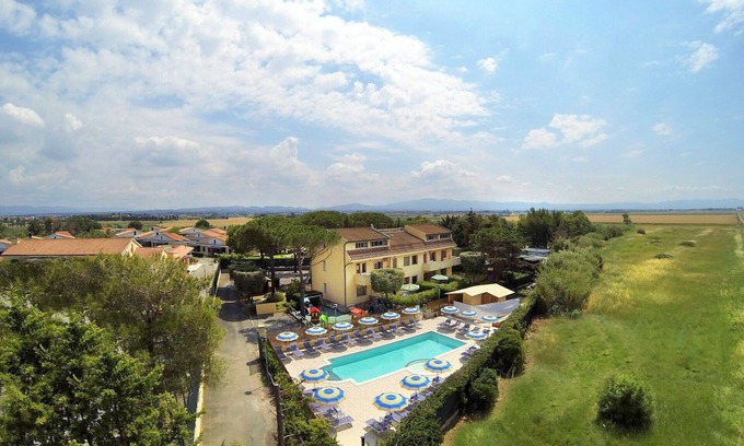 Marina di Cecina Apartamento | Acogedor apartamento con WIFI, A/C, piscina, TV, patio, mascotas permitida y aparcamiento