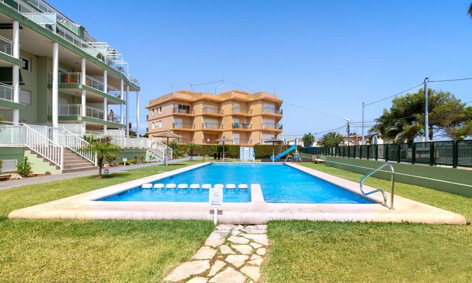 Les Deveses Apartamento | Acogedor apartamento para 4 personas con WIFI, A/C, piscina, TV y terraza