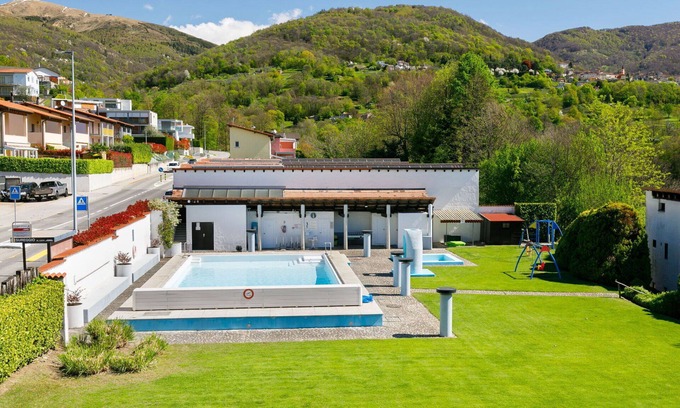 Sonvico Apartamento | Acogedor apartamento con WIFI, piscina, TV, patio, mascotas permitida y vista panorámica