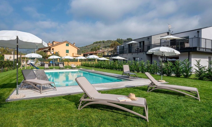 Caramagna Ligure Apartamento | Hermoso apartamento para 6 personas con A/C, piscina, WIFI, TV, terraza y mascotas permitida