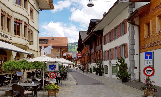 Saanen Apartamento | Acogedor apartamento para 8 personas con WIFI, TV y terraza