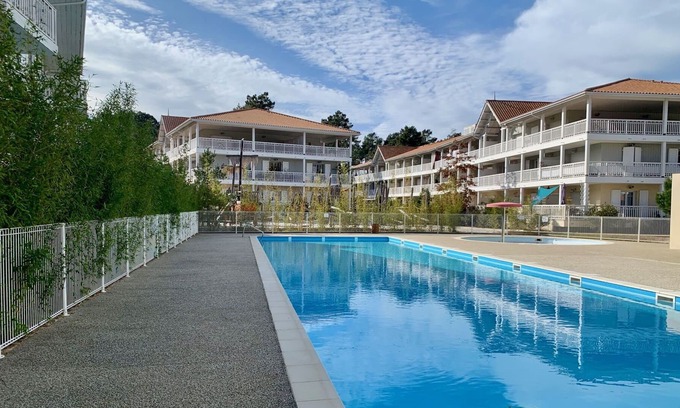 La Teste-de-Buch Apartamento | Lovely apartment for 4 people with pool, WIFI, TV, terrace and parking