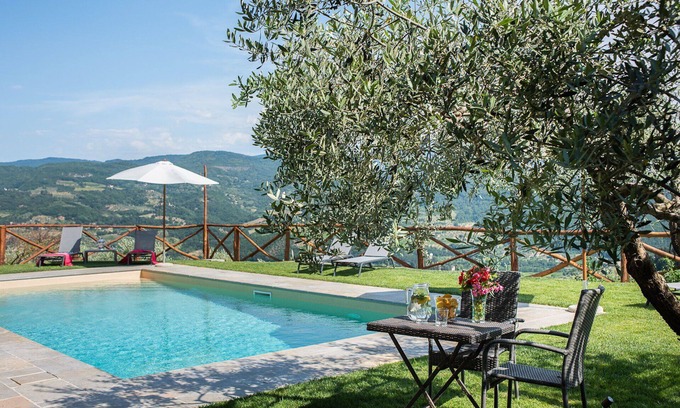Pontassieve Casa | Hermoso apartamento en villa con WIFI, piscina, A/C, TV, patio, vista panorámica y aparcamiento
