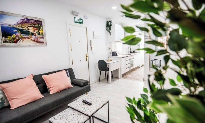 Timon Apartamento | Lovely apartment in Barajas by beBalmy