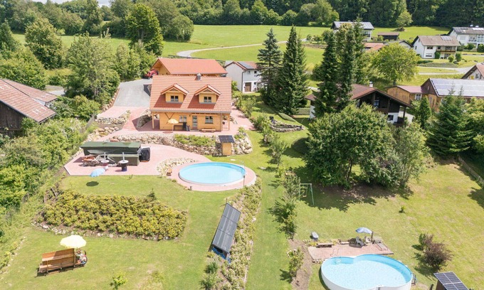 Oberkreuzberg Casa | Precioso apartamento en villa con piscina, WIFI, bañera de hidromasaje, TV, patio y aparcamiento
