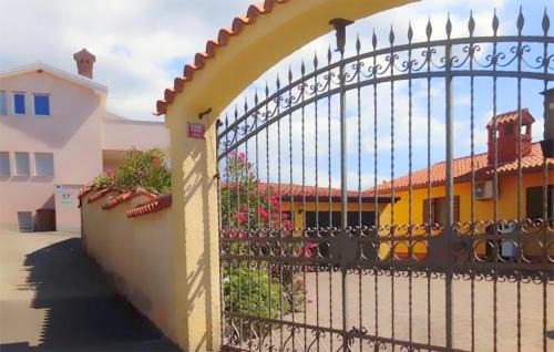 Dekani Apartamento | Lovely Apartment In Dekani With Wifi