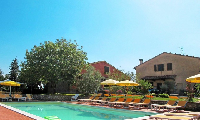 Lajatico Villa | Bonito apartamento en villa para 2 personas con piscina, WIFI, TV, patio y aparcamiento