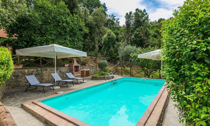 Castagneto Carducci Villa | Precioso apartamento en villa con WIFI, piscina, A/C, TV, patio, mascotas permitida y aparcamiento