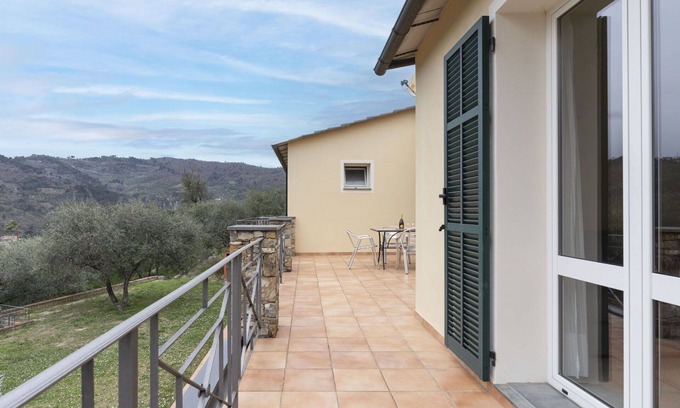Costa dʼOneglia Villa | Hermoso apartamento en villa para 4 personas con A/C, WIFI, patio, mascotas permitida y aparcamiento