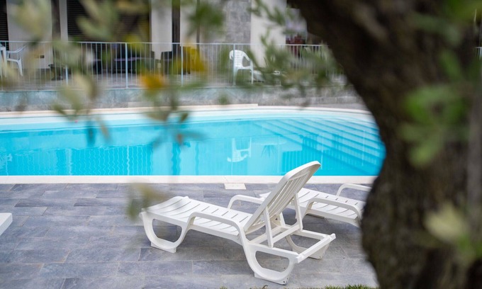 Silvi Villa | Hermoso apartamento en villa para 4 personas con WIFI, piscina, A/C, TV, patio y mascotas permitida