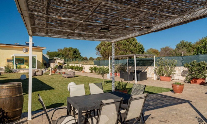 Eden Beach Villa | Bonito apartamento en villa con WIFI, piscina, A/C, TV, patio y mascotas permitida