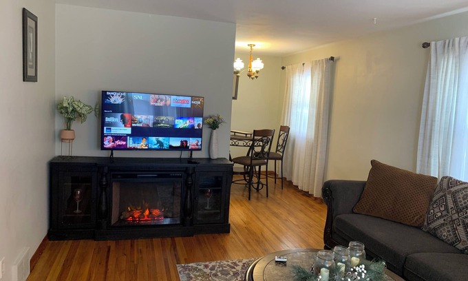 Diamond Lake Apartamento | Lovely apartment on Duplex House in Minneapolis Near Airport & MOA