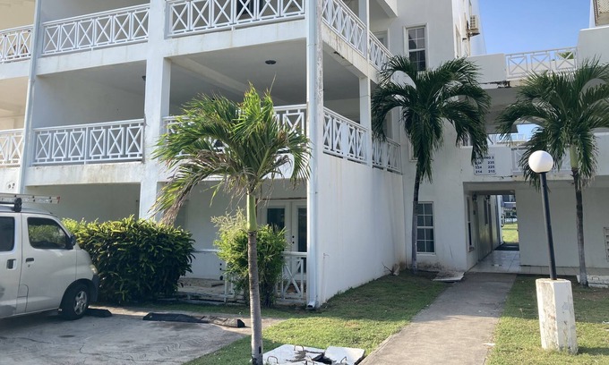 Frigate Bay Apartamento | Lovely apartment with a big covered terrace