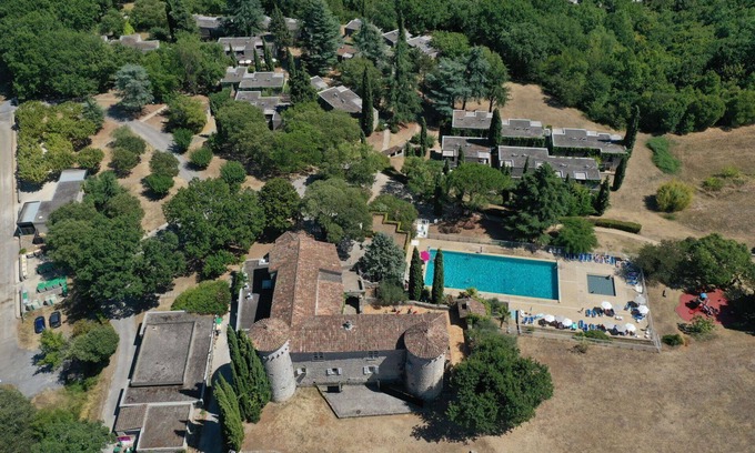Berrias-et-Casteljau Apartamento | Apartamento con internet, piscina, TV, terraza, mascotas permitida, vista panorámica, aparcamiento