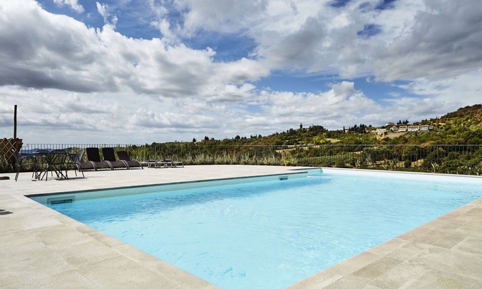 Capolona Apartamento | Bonito apartamento con WIFI, piscina, TV, vista panorámica, aparcamiento, cerca de Arezzo