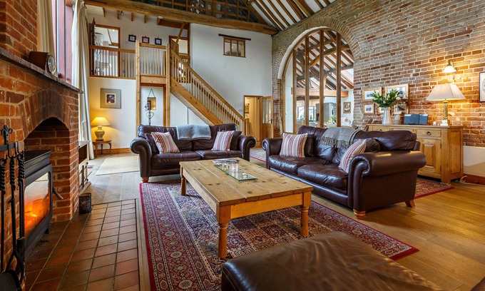 Reepham Casa | Lovely barn for celebrations; huge vaulted barn room, log burner, hot tub.