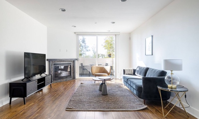 Melrose Apartamento | Lovely Brentwood 2BR w/ Courtyard, walk to Shops + Dining, by Blueground