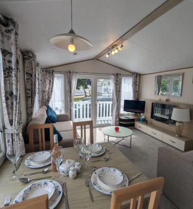 New Forest District Complejo | LOVELY BRIGHT AND AIRY CARAVAN ON THE 5 Star SHOREFIELD COUNTRY PARK ENTERTAINMENT PASSES INCLUDED