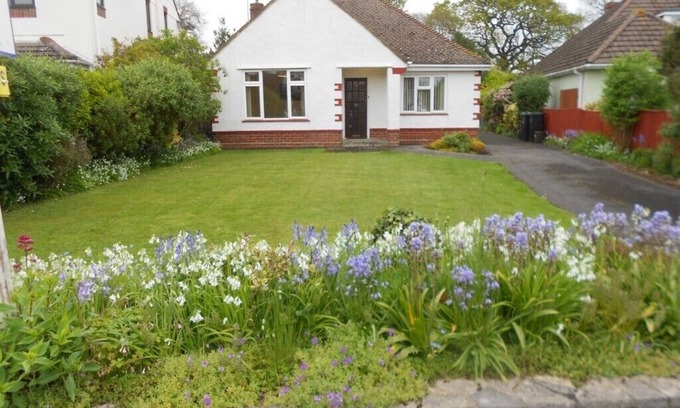 Mudeford Casa | LOVELY BUNGALOW JUST 200 YARDS FROM SEAFRONT WITH GARDEN - HB2087