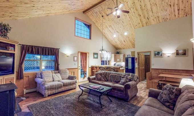 South Fork Cabina | ¡NUEVO LISTADO! Hermosa cabaña en el estanque con balcón, chimenea al aire libre y jacuzzi privado