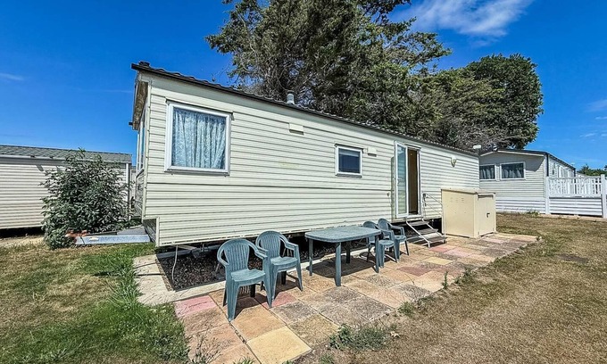 Clacton-on-Sea Casa | Lovely caravan at Valley Farm Holiday Park, sleeps 8 ref 46127V