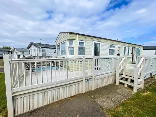 Hunstanton Otro | Lovely Caravan For Hire With Large Decking Area In Hunstanton Ref 23218K