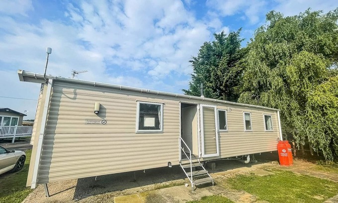 Beckingham Casa | Lovely caravan with free WiFi at Steeple Bay Holiday Park ref 36058B