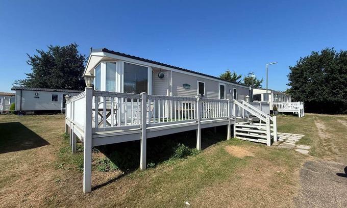 Hopton Casa | Lovely caravan with decking at Breydon Water in Norfolk ref 10027RP