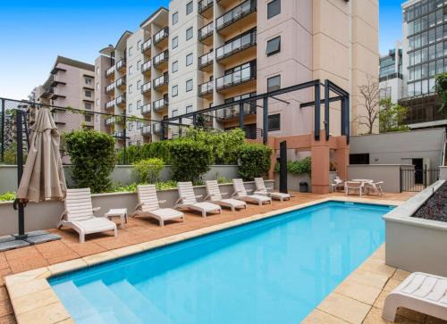 Perth Central Business District Apartamento | Lovely city apartment with private courtyard, pool, free parking, gym