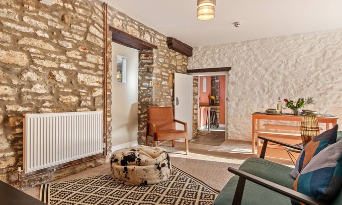 Llanddowror Cabaña | Lovely Coach house with 2 bedrooms and garden, with lovely restaurant on site