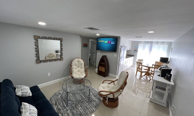 Jasmine Estates Apartamento | Lovely comfy clean apartment. Close to State parks/ beaches/ restaurants.
