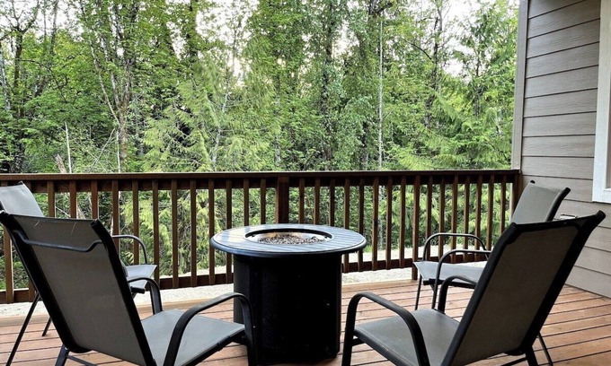 Longview Condominio | Lovely Condo close to town with Forest View