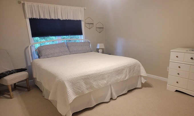 St. James Condominio | Lovely Condo with Pool Access- 15 minutes from the Beach!