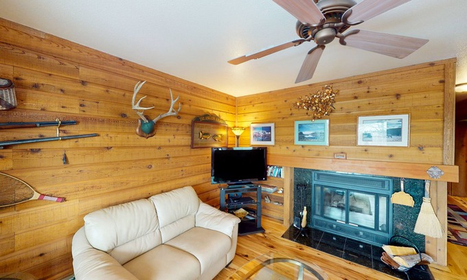 Elkhorn Village Condominio | Lovely condo with pool, fireplace, hot tub, tennis, skiing, sauna & W/D