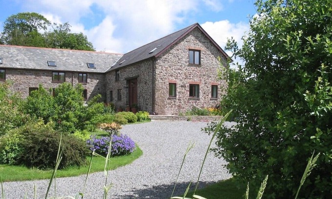 Brayford Casa | Lovely converted barn with plenty of space for relaxing