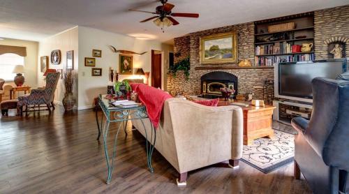 Georgetown Casa | Lovely Cottage Rental with Waterfall on San Gabriel River near Austin, Texas