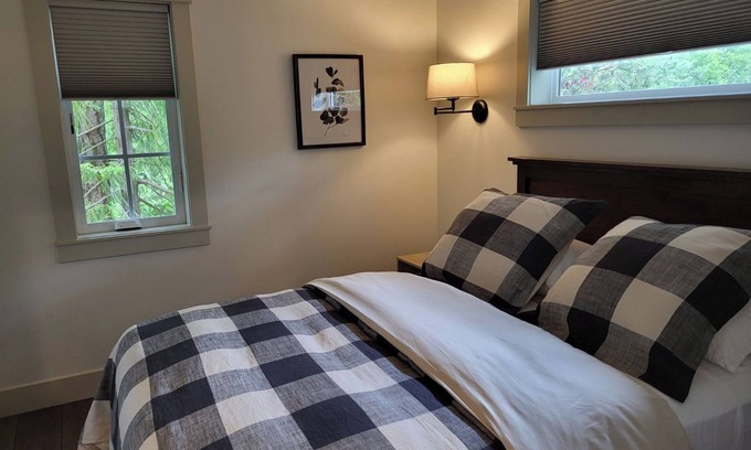 Regional District of Nanaimo Cabaña | Lovely cottage set amongst the cedars