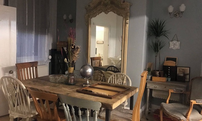Leek Casa | LOVELY COTTAGE TERRACE HOME, Leek Centre