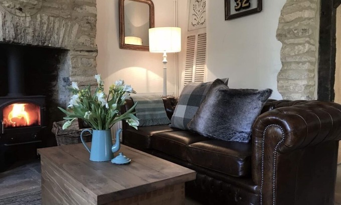 North Cerney Cabaña | Preciosa casita de 2 camas para perros en el pueblo de Cotswold con pub