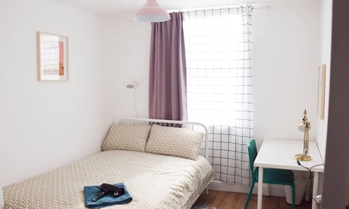 Thorpe Satchville Apartamento | LOVELY DOUBLE BEDROOM NR GRAND HOTEL IN CENTRE