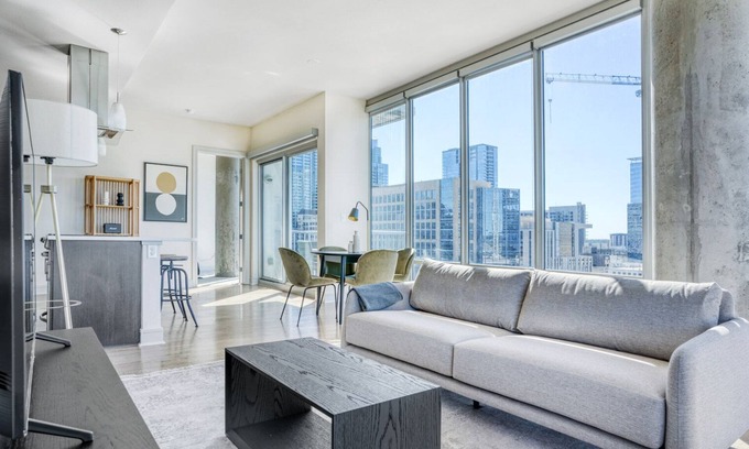 West End Apartamento | Lovely Downtown 2BR w/ Gym, W/D, Pool, walk to 6th St bars, by Blueground